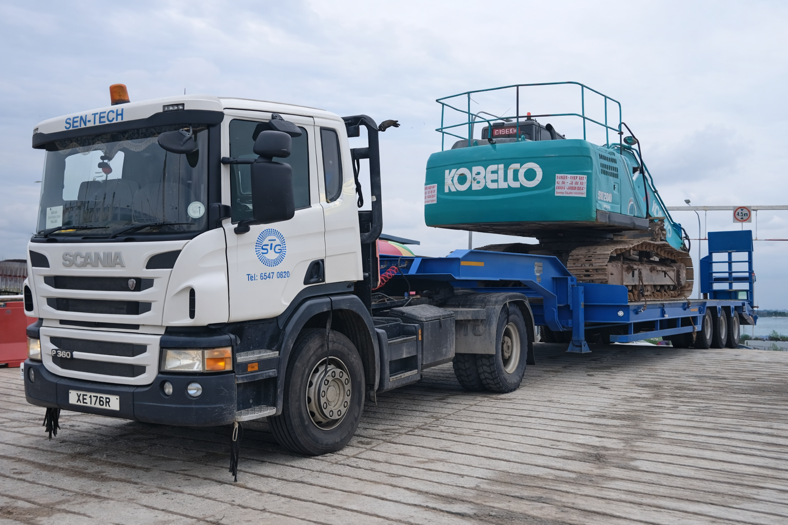 Heavy Duty Truck With Excavator